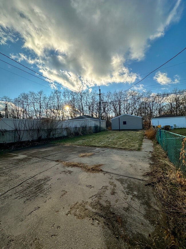 Building Photo - 8626 S Damen Ave