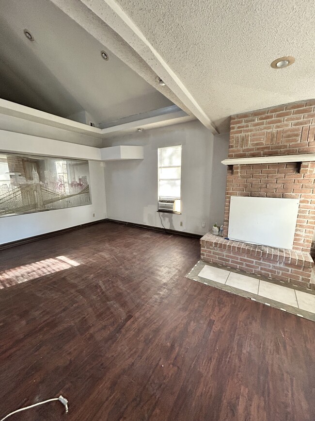 Building Photo - 1815 W 11th St