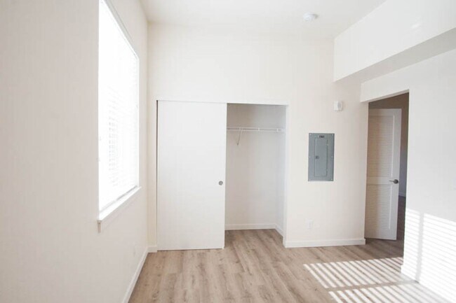 Building Photo - App Fee Special: Top Floor Modern 2 Bdr w/ W&D + AC!