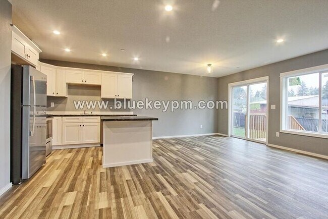 Building Photo - Unit 320: 3 Bed, 2.5 Baths Townhome in LaCenter