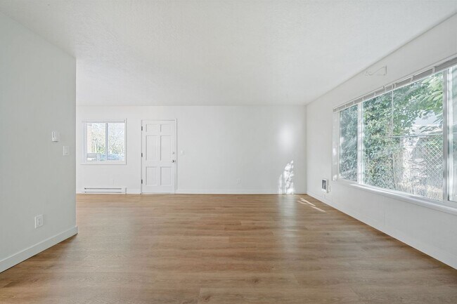 Building Photo - Fully Remodeled 2?Bedroom Apartment in Buckman Neighborhood