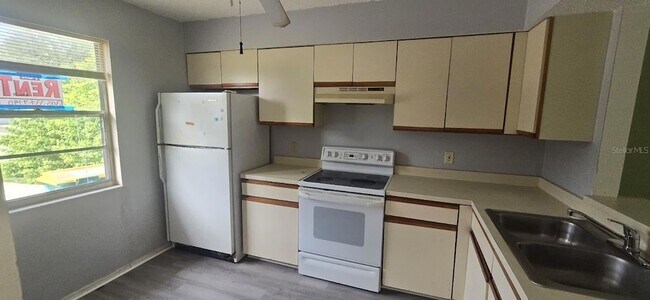 Building Photo - 304 Camillia Ln