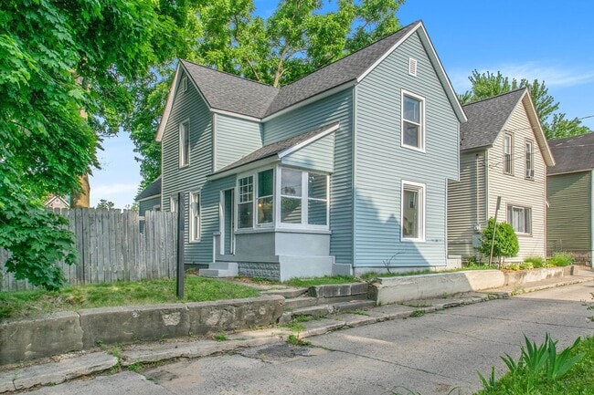 Building Photo - Spacious 4 Bedroom / 2 Bath Single-Family Home – Prime Location Near Downtown GR