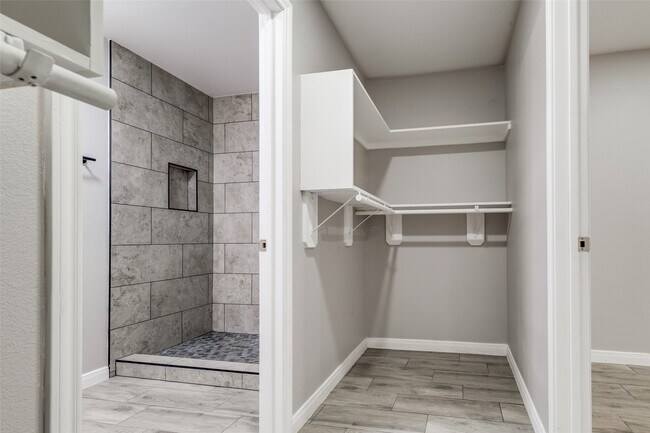 Building Photo - 6038 Glenhurst Dr