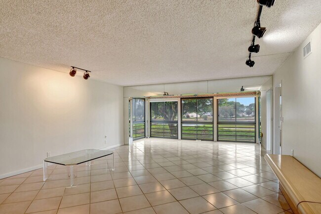Building Photo - 5519 Fairway Park Dr