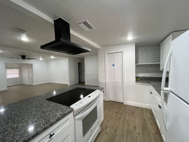 Building Photo - 3 Bed 2 Bath Thonotosassa