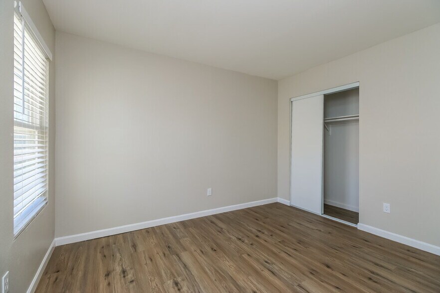 Building Photo - 1755 E Javelina Ave