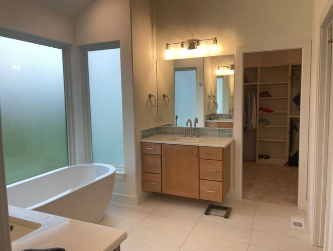 Building Photo - 2702 N Eagle St