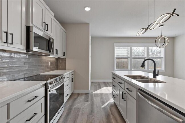 Building Photo - 3 Pickering Dr