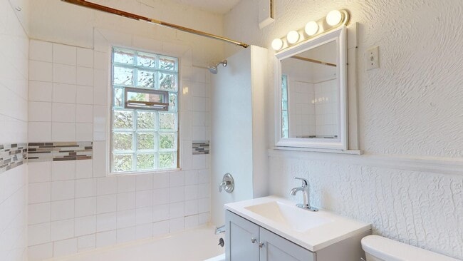 Building Photo - 4104 Clybourne