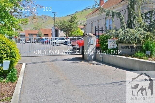 Primary Photo - No Deposit Option! Stunning 1 Bedroom Down...