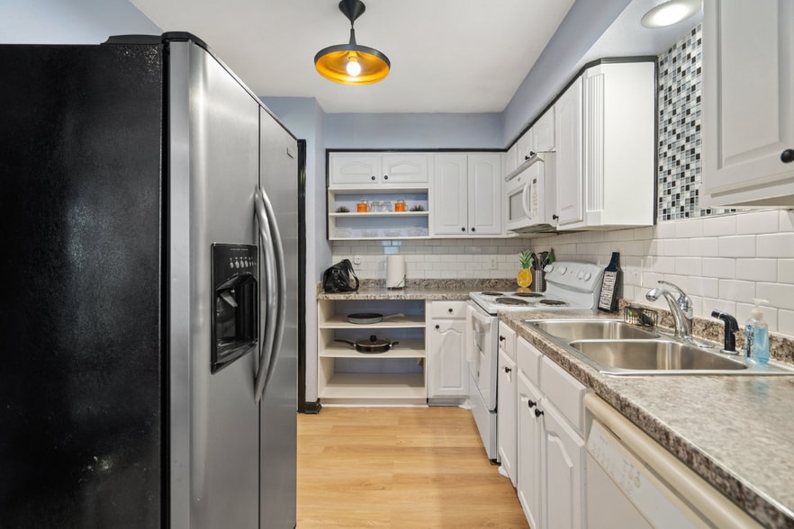 Building Photo - 5041 Cedar Springs Rd