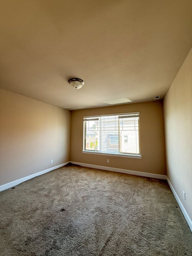 Building Photo - New! 3BD/2.5BTH Modern Townhouse in Greekb...