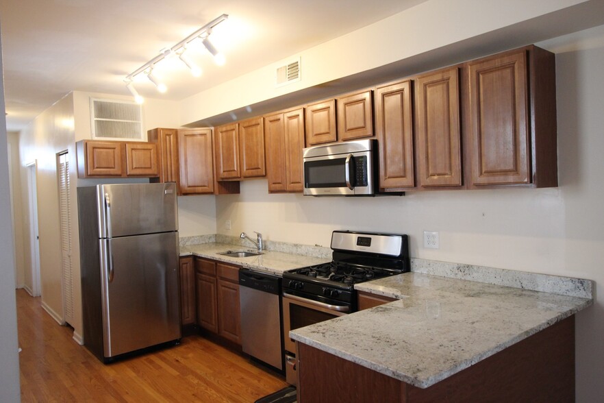 Primary Photo - 3318 W Lawrence Ave