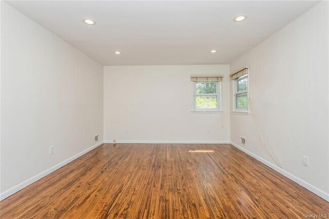 Building Photo - 2 Merion Dr