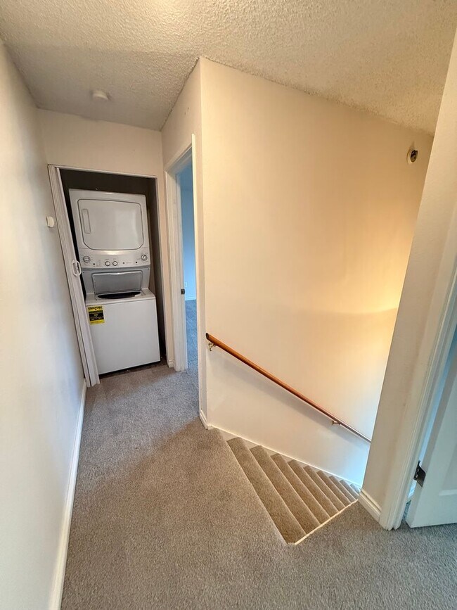 Building Photo - North Tacoma Townhome