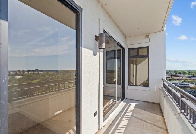 Building Photo - 717 Riverside Dr