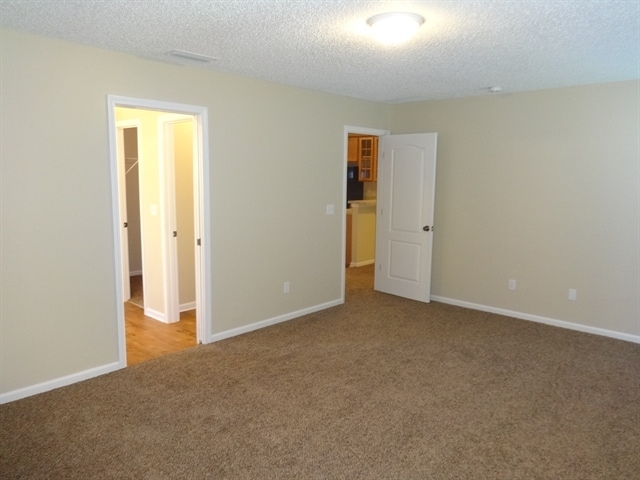 Building Photo - 6685 Southern Oaks Dr