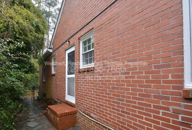 Building Photo - 2602 Vineyard St
