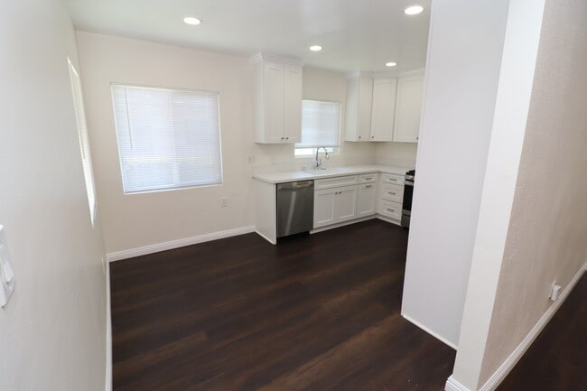 Building Photo - 468 N Cypress St
