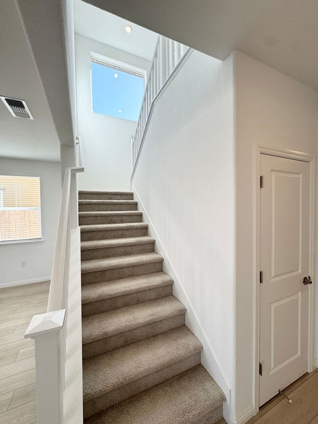 Building Photo - SOLAR HOME – 4 Bed / 3 Bath + Loft | 2,800 Sq Ft  SEE VIDEO