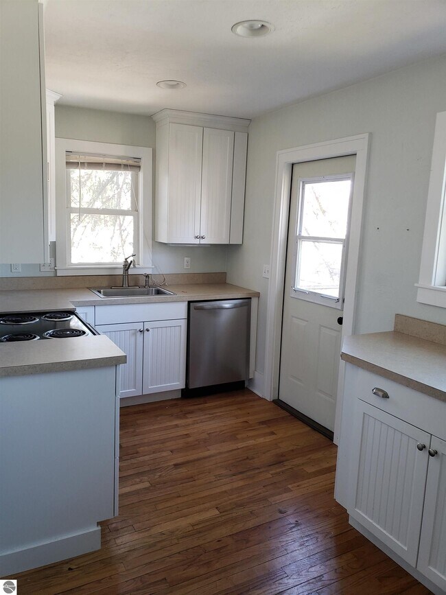 Building Photo - 620 W Ninth St