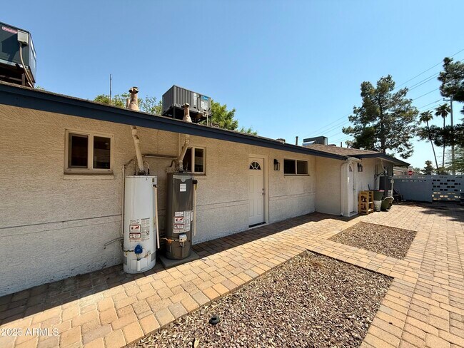 Building Photo - 1202 E Kaler Dr