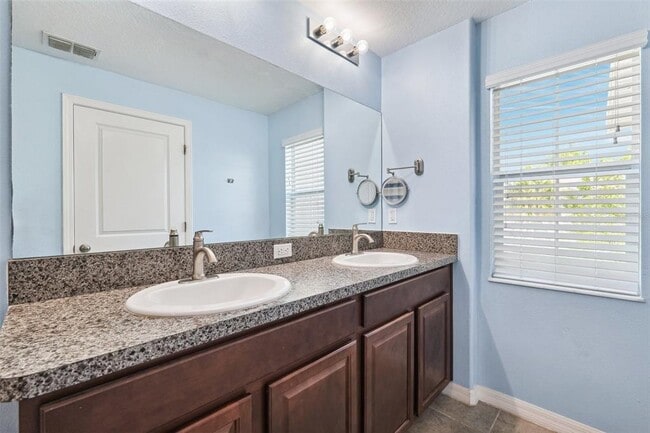 Building Photo - 10687 Lake Montauk Dr