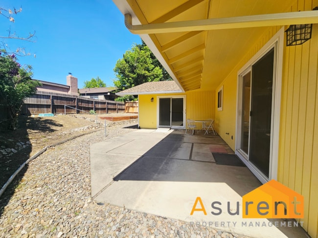 Building Photo - Two Bedroom- Two Full Bathroom Home in des...
