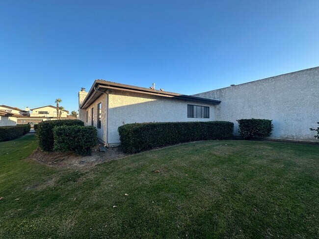 Building Photo - Lovely 3 Bedroom Townhome!