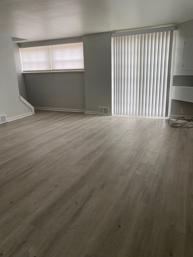 Building Photo - 1584 North Rd SE