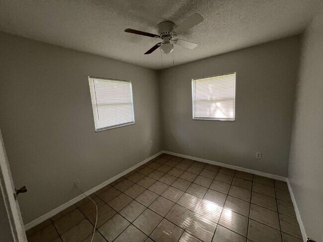 Building Photo - Charming 2BR/1BA in Quiet Alva – Fresh Pai...