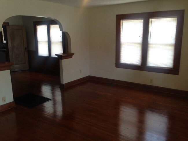 Building Photo - Spacious 3/BR, 1/Bath unit near MSU campus...