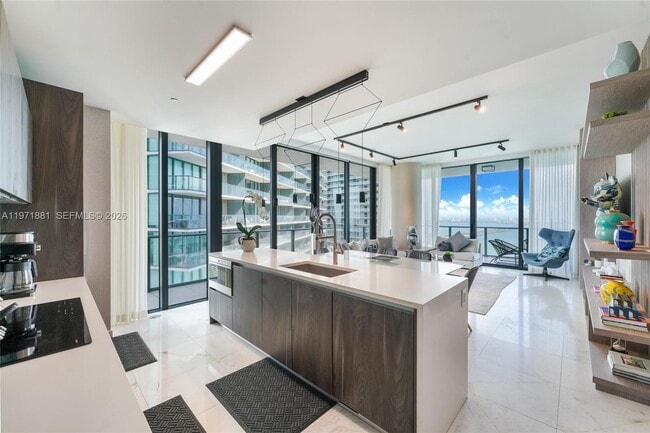 Building Photo - 480 NE 31st St