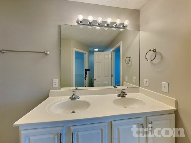 Building Photo - 5204 Halverson Ct