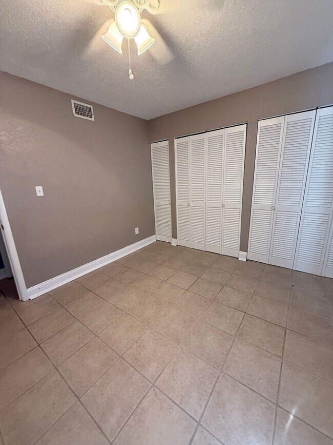 Building Photo - New Listing!