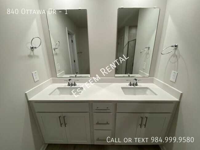 Building Photo - 840 Ottawa Dr