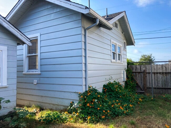 Building Photo - Pet-friendly home with a detached garage!