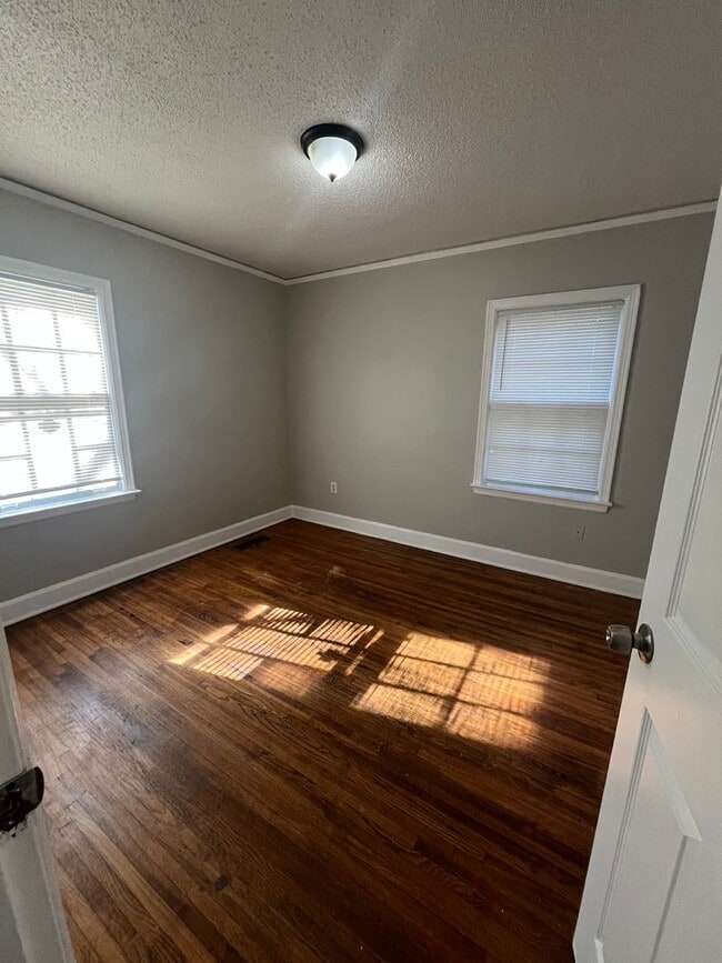 Building Photo - Newly Renovated House on a quiet Street