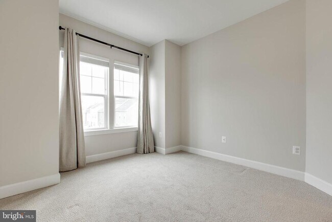 Building Photo - 8369 Meadowood Dr