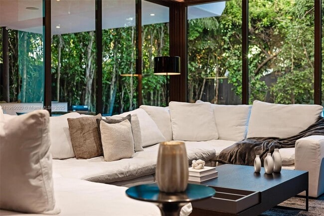 Building Photo - 77 SW 18th Terrace