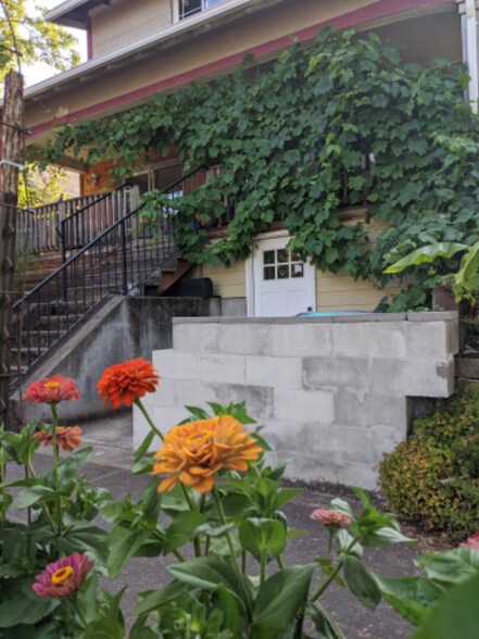 Building Photo - 33 SE 55th Ave