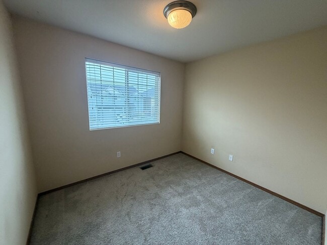 Building Photo - Beautiful 3 bedroom in Spanaway WA - Apply Today!