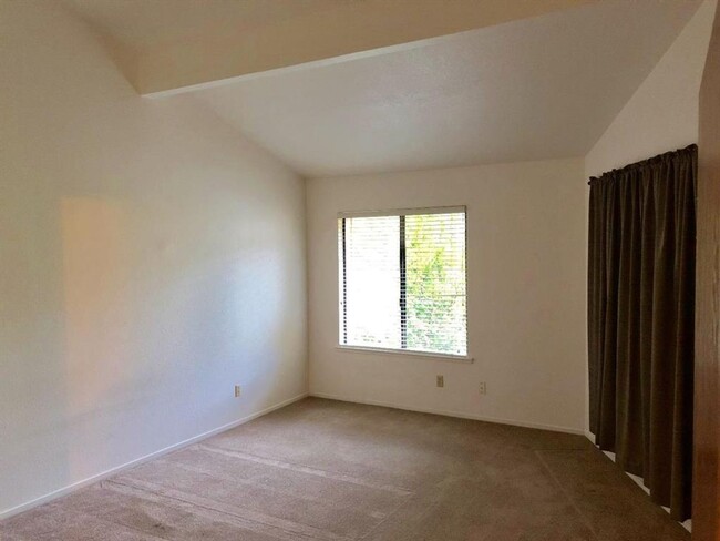 Building Photo - Beautifully Updated 2 Bed 1.5 Bath Condo i...