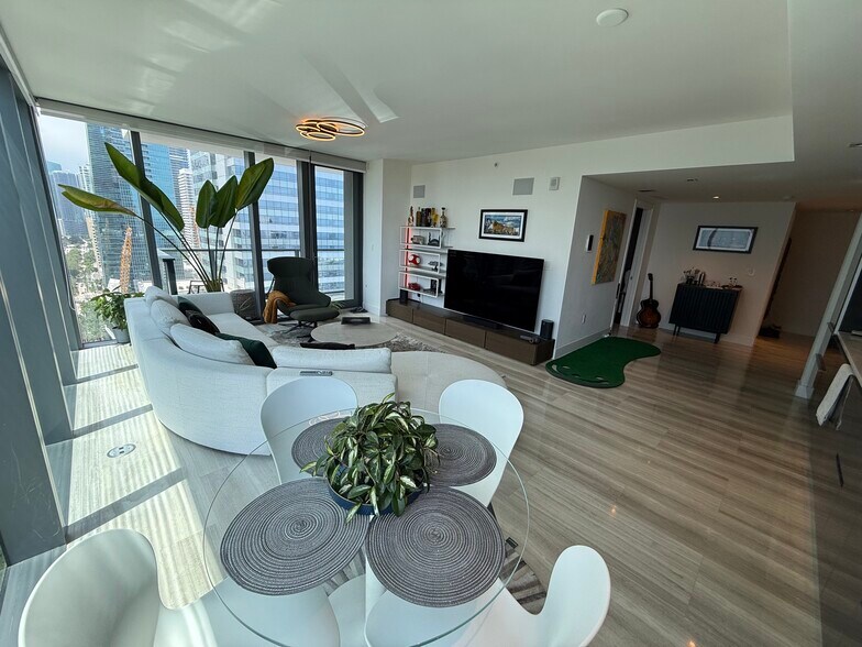 Building Photo - 1451 Brickell Ave