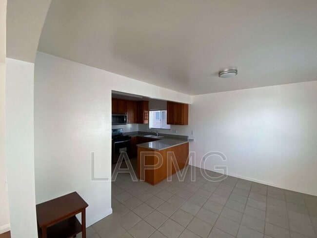 Building Photo - 762 W 21st St