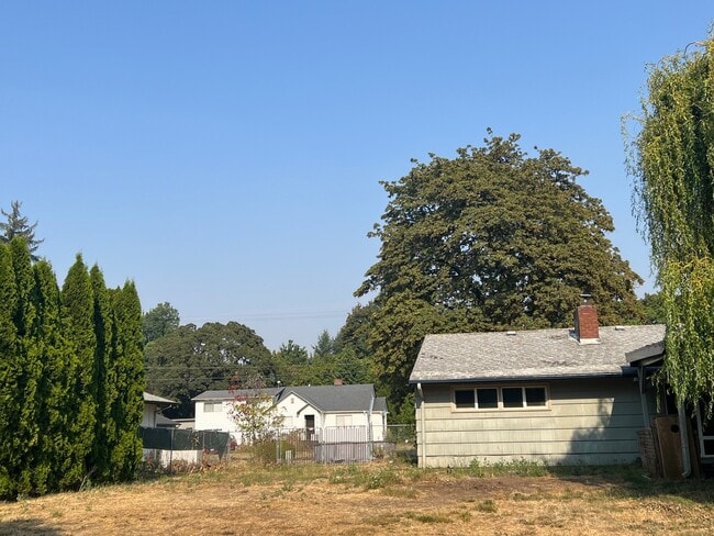 Building Photo - 180 Bushnell Ln