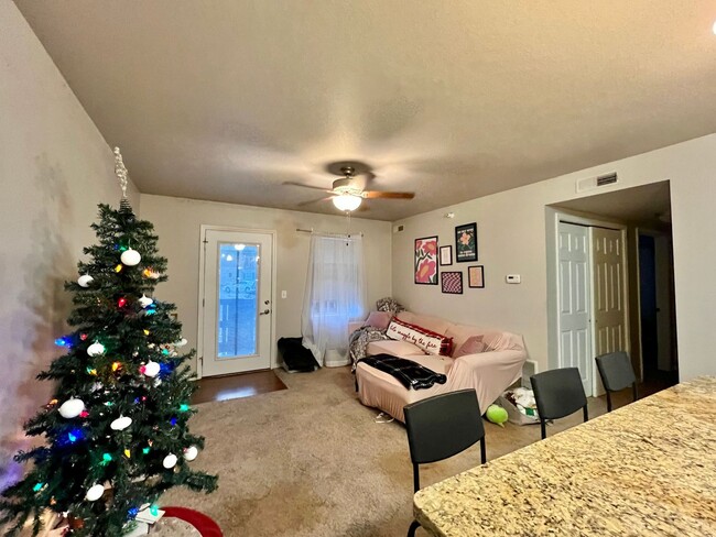 Building Photo - Beautiful 2 Bed 2 Bath just Blocks from Ag...