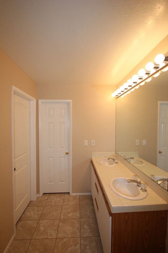 Building Photo - Lovely 2 Bed 2 Bath Downstairs Condo in Gr...