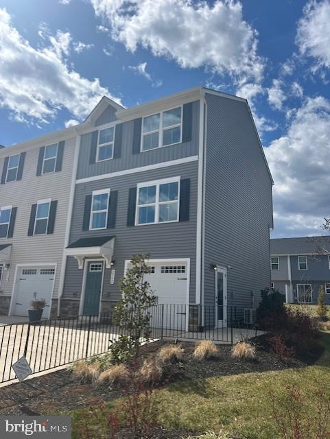 Building Photo - 2562 Laurel Pk Dr